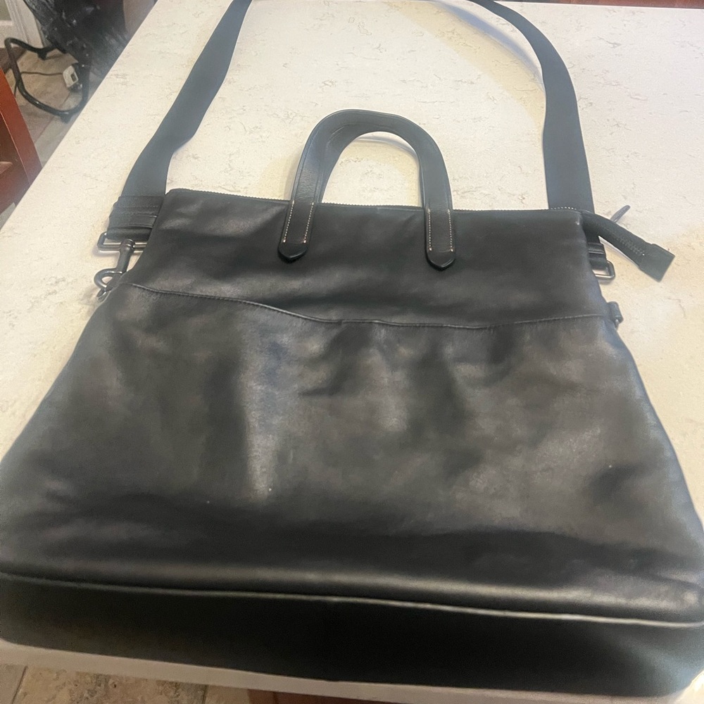 Coach Black Messenger Bag Sleek Leather Design